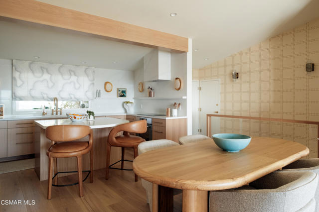 6813 Seawatch Lane, Malibu CA: https://media.crmls.org/mediaz/283aff28-2399-4261-9990-8dc672e25aba.jpg