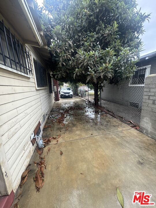 1183 W 37th Drive, Los Angeles CA: https://media.crmls.org/mediaz/283b1c87-797f-4fc0-b457-f8be770b8e11.jpg