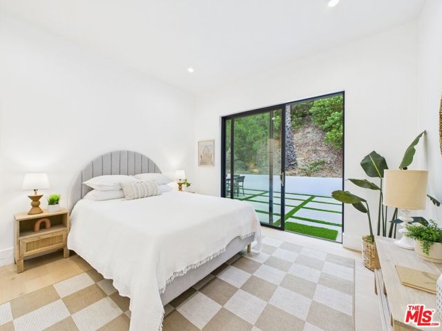 4637 Dunas Lane, Tarzana CA: https://media.crmls.org/mediaz/283b5a38-1f23-4e56-abf1-e16809cafc67.jpg