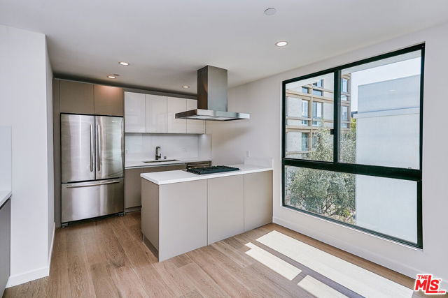 328 N Maple Drive, Beverly Hills CA: https://media.crmls.org/mediaz/283c890b-7209-4850-8a09-d19f40655718.jpg