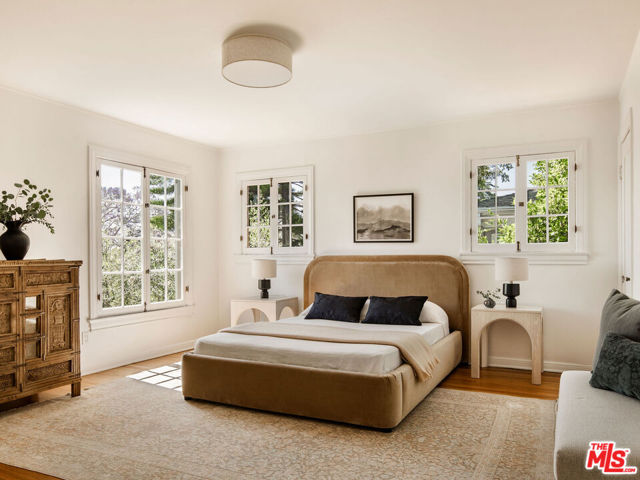 131 S Arden Boulevard, Los Angeles CA: https://media.crmls.org/mediaz/283ca154-72ec-40c5-9b67-adb222c81a80.jpg