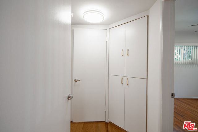 256 S Doheny Drive, Beverly Hills CA: https://media.crmls.org/mediaz/283df920-bad0-452c-a0c4-2f52fb599450.jpg