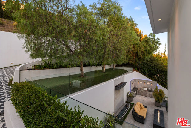 7080 W MULHOLLAND Drive, Los Angeles CA: https://media.crmls.org/mediaz/283e3e42-75e8-421d-a5ba-69cf22fdca99.jpg