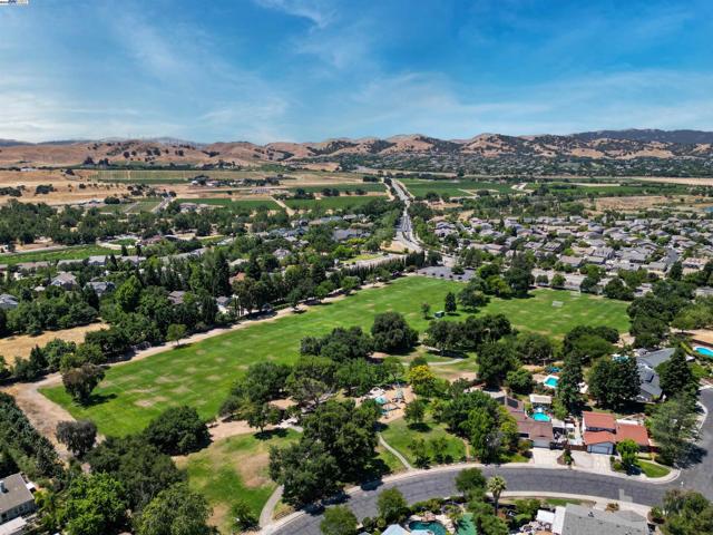 1492 Windsor Way, Livermore CA: https://media.crmls.org/mediaz/283e7e9d-da30-45f8-82fd-dc4b6ecffe5c.jpg