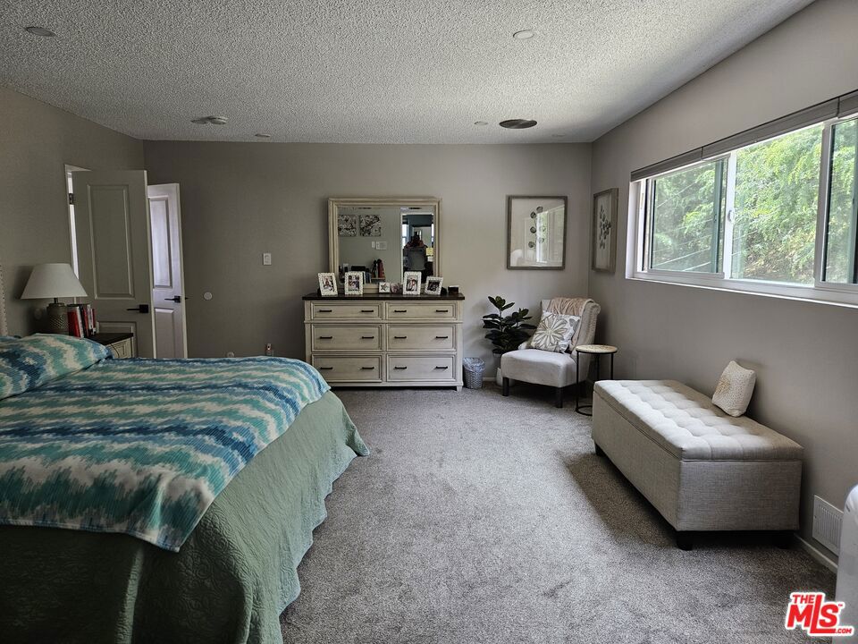 https://media.crmls.org/mediaz/283f2814-5853-4806-9586-e646c57eecd3.jpg?preset=X-Large