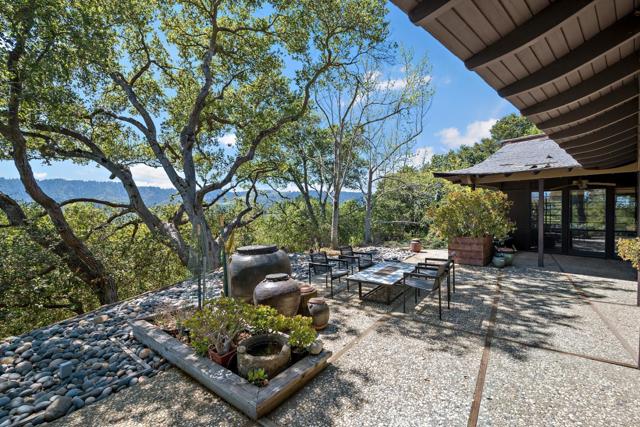 25 Toro Court, Portola Valley CA: https://media.crmls.org/mediaz/283f6880-1a1c-4cff-a158-294eabcb0c91.jpg