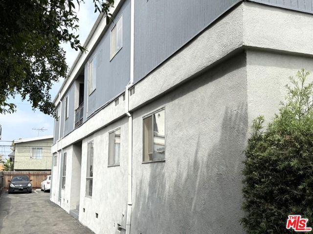 2333 Hauser Boulevard, Los Angeles CA: https://media.crmls.org/mediaz/2840890d-4e66-4384-809c-7fd9c5469d61.jpg