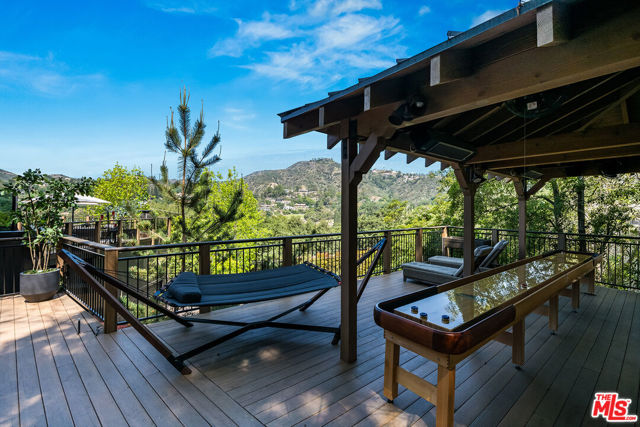 3000 Cornwall Drive, Glendale CA: https://media.crmls.org/mediaz/28410b50-004b-4b3a-8419-8e7d1b66ed4f.jpg