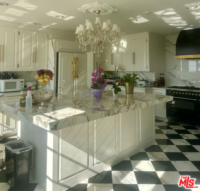 12408 Ridge Road, Los Angeles CA: https://media.crmls.org/mediaz/28417268-5575-4ad3-b65f-68cf6c4e7402.jpg