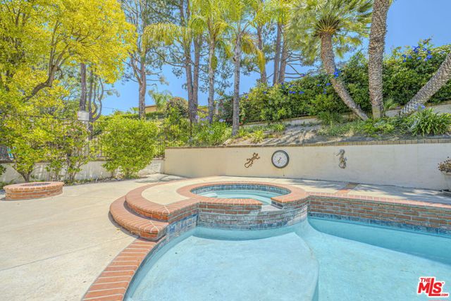 3926 Corte Cancion, Thousand Oaks CA: https://media.crmls.org/mediaz/28419f91-d47b-41f6-8713-2c381d8a12a9.jpg