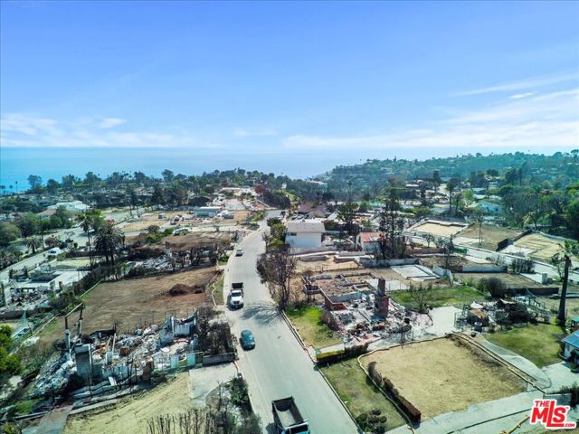 641 Lachman Lane, Pacific Palisades CA: https://media.crmls.org/mediaz/2841b3bc-1dea-4caf-b8a4-ed15d9155cc4.jpg