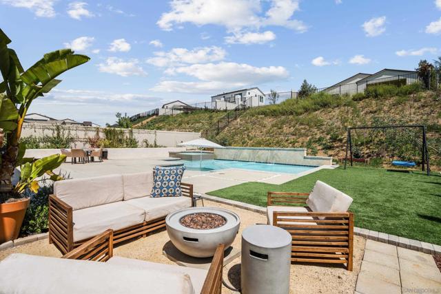 35111 Cooper Pl, Fallbrook CA: https://media.crmls.org/mediaz/2842e563-98a1-47e6-8bfc-5318183d5ec6.jpg