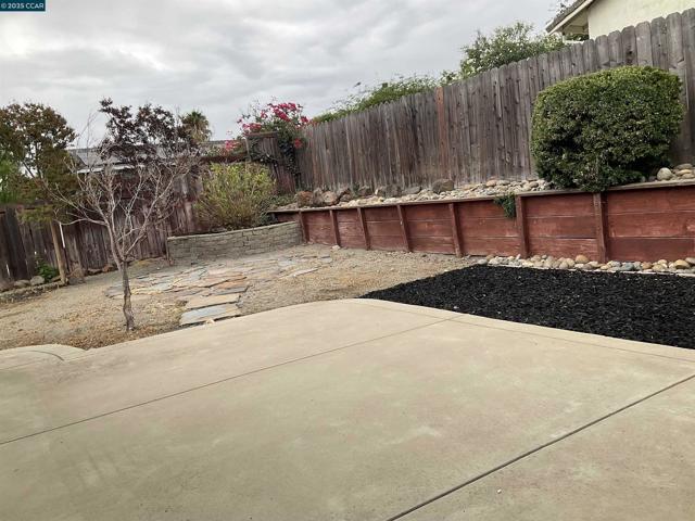 4041 Saint Andrews Way, Antioch CA: https://media.crmls.org/mediaz/2843164f-2cfe-4f6a-9942-c3fdb907889b.jpg
