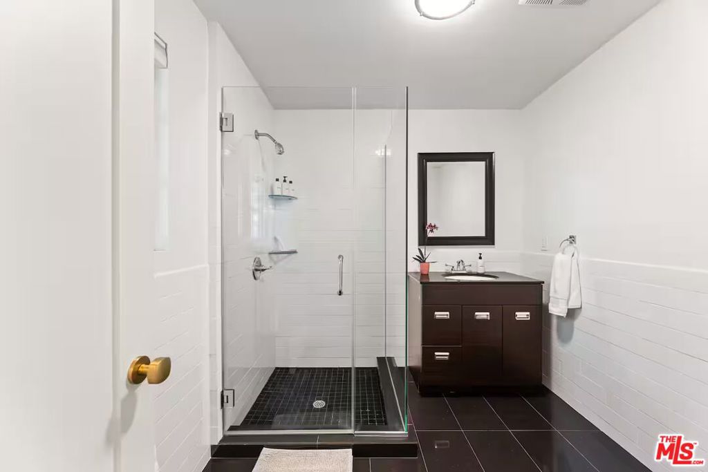 https://media.crmls.org/mediaz/284381e7-198c-483a-8501-09e7e9f06ae7.jpg?preset=X-Large
