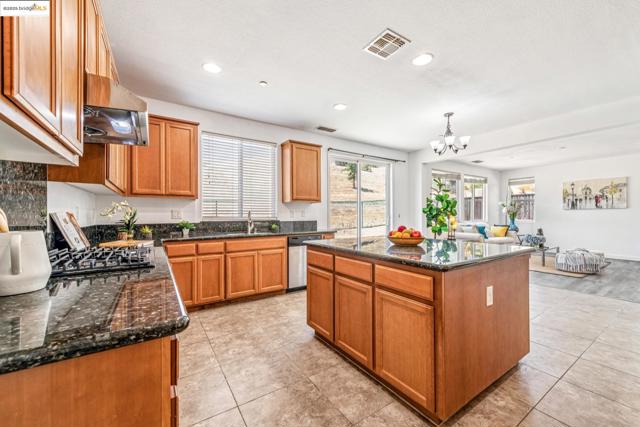 4576 Benton St, Antioch CA: https://media.crmls.org/mediaz/2843b08c-46b7-4472-afe5-02d953d23c86.jpg
