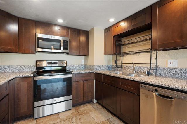 Detail Gallery Image 4 of 28 For 730 Silver Dr, Vista,  CA 92083 - 3 Beds | 2/1 Baths