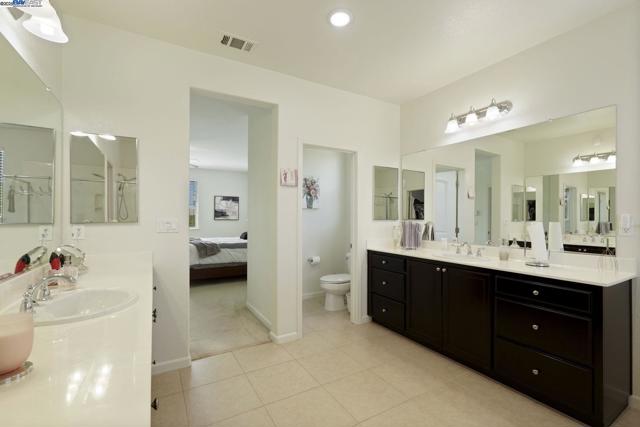 247 N Menlo Park Ct, Mountain House CA: https://media.crmls.org/mediaz/2844a6a4-726b-4c99-aeb4-c9ed959aecaf.jpg
