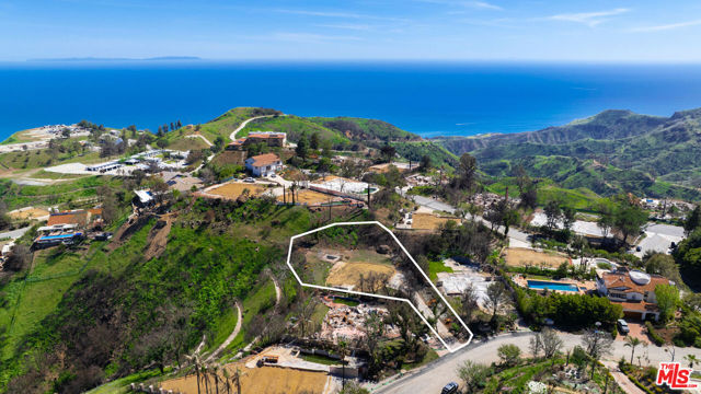23310 W Pompano Street, Malibu CA: https://media.crmls.org/mediaz/2844c2f9-a34e-41b4-a8d9-3cfd5e54bba4.jpg
