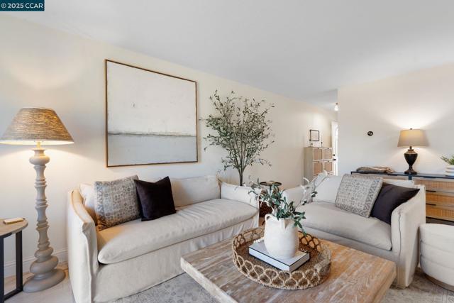 6625 Pioneer Ln, Dublin CA: https://media.crmls.org/mediaz/28459fd5-cf0e-4993-9316-cdded2533893.jpg