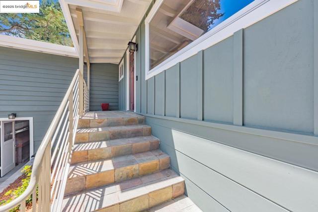 6815 Paso Robles Dr, Oakland CA: https://media.crmls.org/mediaz/2845c4bc-8466-4834-95c3-7e519805c6ee.jpg