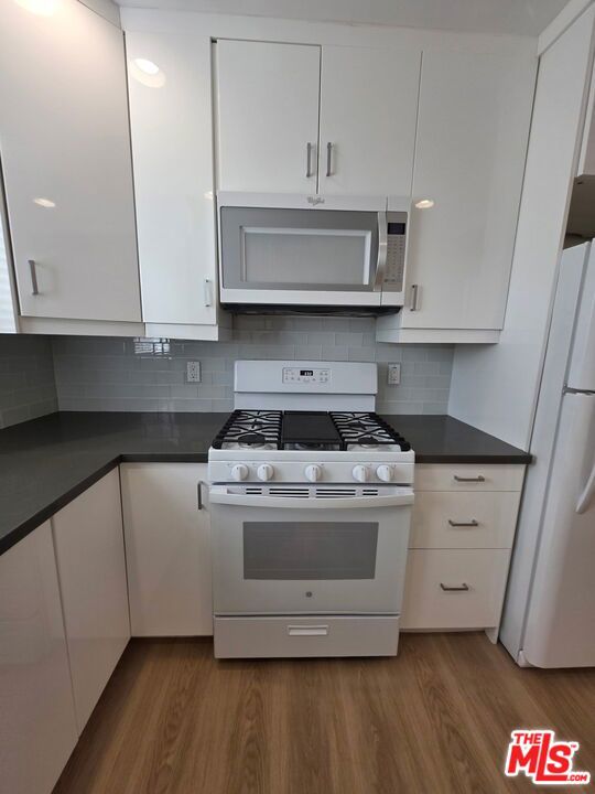626 Broadway Street, Venice CA: https://media.crmls.org/mediaz/2846ff00-706b-417b-9e3b-c64b08b9e275.jpg