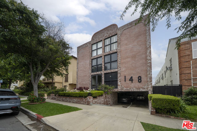 148 S Reeves Drive, Beverly Hills CA: https://media.crmls.org/mediaz/28470885-fb00-44b4-83a2-329eb4f5601d.jpg