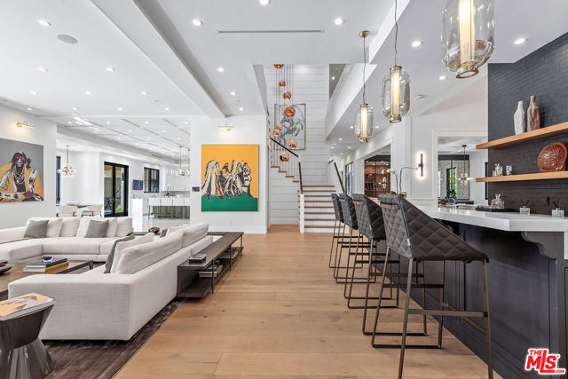 16144 HIGH VALLEY Place, Encino CA: https://media.crmls.org/mediaz/284739a6-921f-49d2-93ea-7d1dfb2adda2.jpg
