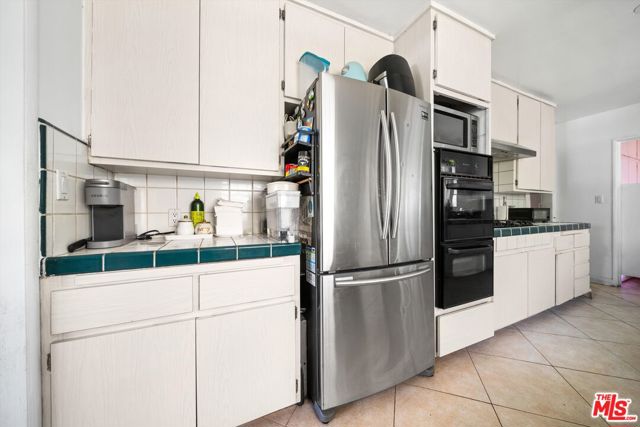 9253 Hayvenhurst Avenue, North Hills CA: https://media.crmls.org/mediaz/2847bc8d-aad9-410d-98a9-c51bcdfb04e3.jpg