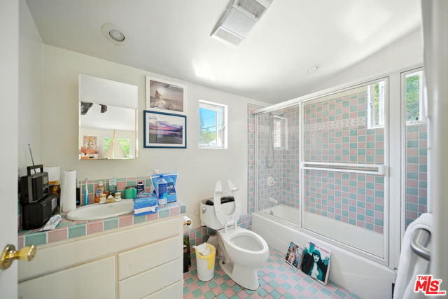 602 N Crescent Drive, Beverly Hills CA: https://media.crmls.org/mediaz/2847e3b1-781e-4900-8920-5579148169f0.jpg
