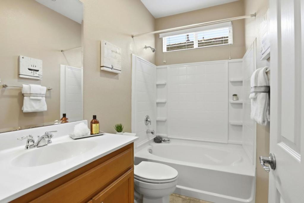https://media.crmls.org/mediaz/28485d1e-5a40-4495-ba2c-d89eec646d81.jpg?preset=X-Large