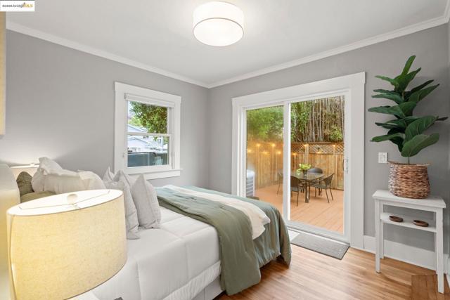 1006 Glendora Ave, Oakland CA: https://media.crmls.org/mediaz/2848ab10-3bfc-4cc3-9f0a-e1381b011fd4.jpg