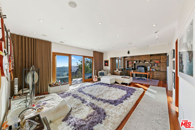 301 Loma Metisse Road, Malibu CA: https://media.crmls.org/mediaz/2848bd73-3d75-4fef-85fd-f57e12612de7.jpg