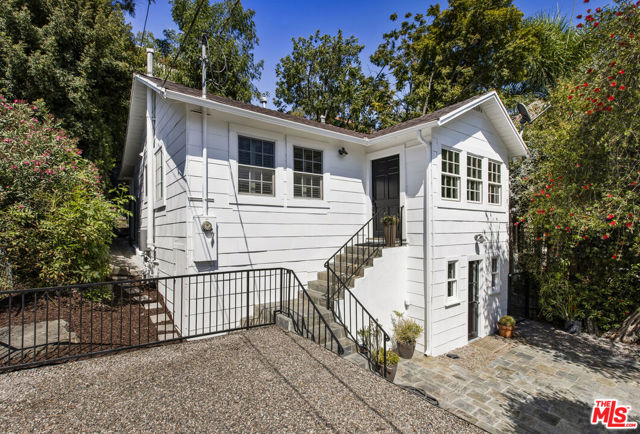 3831 Fernwood Avenue, Los Angeles CA: https://media.crmls.org/mediaz/2848f6be-dab0-4aa5-9815-fa4d01673e12.jpg
