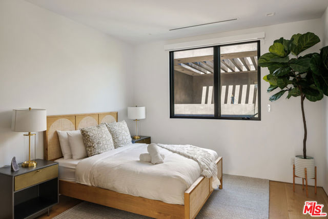 952 N Laurel Avenue, Los Angeles CA: https://media.crmls.org/mediaz/28494a3c-4d37-4c0c-9c1f-4f8653ba8796.jpg