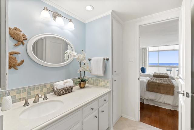 939 Coast Boulevard, La Jolla CA: https://media.crmls.org/mediaz/284a34b4-3cc1-4440-83d7-8110364a4cea.jpg