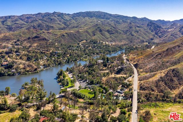 2344 Laguna Circle Drive, Agoura CA: https://media.crmls.org/mediaz/284a8bc8-5f9b-4bdc-b118-f4f7f53766cb.jpg