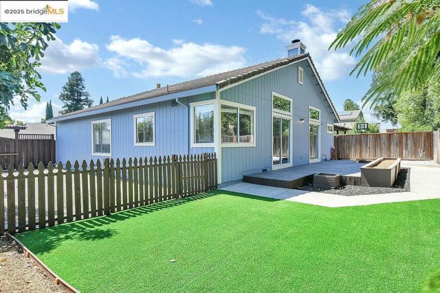 738 Valley Green Dr, Brentwood CA: https://media.crmls.org/mediaz/284b8baf-d2e6-4766-a326-f21da900820c.jpg
