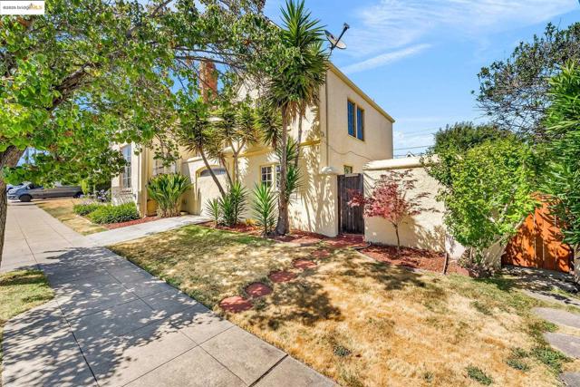 5605 Picardy Dr, Oakland CA: https://media.crmls.org/mediaz/284c9600-835d-4fd5-b569-af7bbdc545ea.jpg