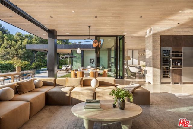 1335 Carla Lane, Beverly Hills CA: https://media.crmls.org/mediaz/284cea24-2025-4f8b-8812-7e7bf6e60395.jpg