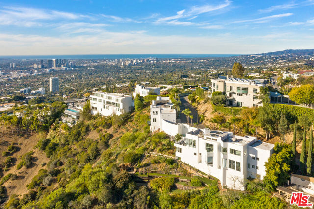 2231 Sunset Plaza Drive, Los Angeles CA: https://media.crmls.org/mediaz/284e1c83-cef8-4b10-b21d-f20fd500758b.jpg