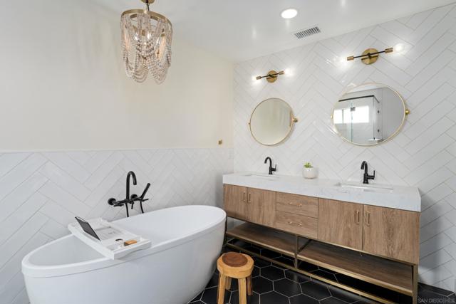 579 Hygeia Ave, Encinitas CA: https://media.crmls.org/mediaz/284e70af-2fac-4cb1-b067-cdcc9bdae02b.jpg