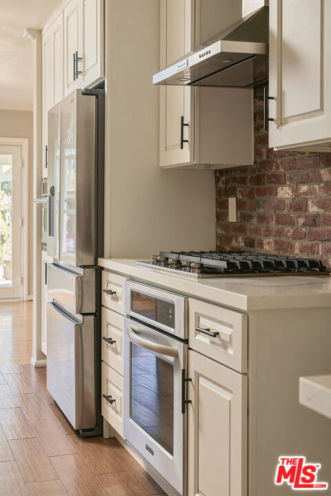 14212 Leadwell Street photo 14