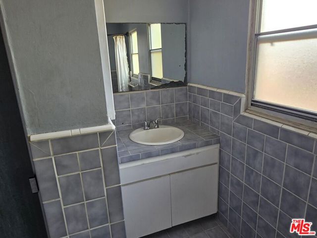 143 S Highland Avenue, Los Angeles CA: https://media.crmls.org/mediaz/28500110-0994-4c2d-a69d-9eec4007b21c.jpg