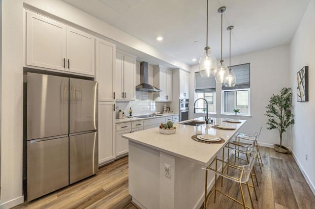 112 Waters Park Circle, San Mateo CA: https://media.crmls.org/mediaz/28506329-6ff0-4b3f-9562-896c24fc5eb5.jpg