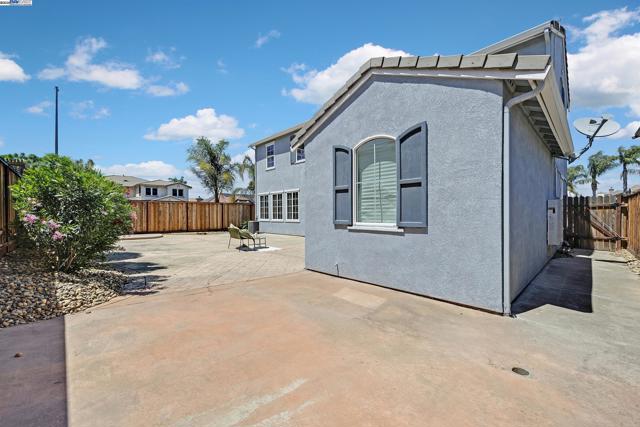 1304 Pyrenees St, Tracy CA: https://media.crmls.org/mediaz/2850d671-d965-45cc-8691-deb0b49011fa.jpg