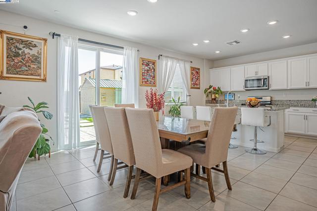 859 Helmsley Dr, Vacaville CA: https://media.crmls.org/mediaz/28510b13-8b1a-4a4a-92ad-51d54124f8b7.jpg