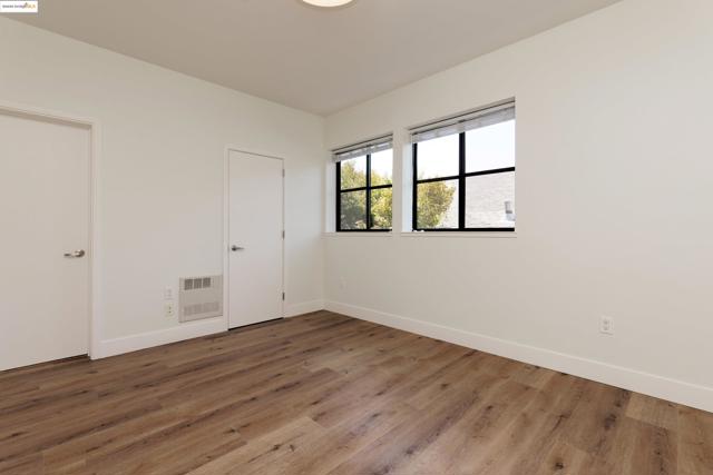 1565 32nd Street, Oakland CA: https://media.crmls.org/mediaz/2851e5f0-f007-4bc9-9e67-7726714c45fd.jpg