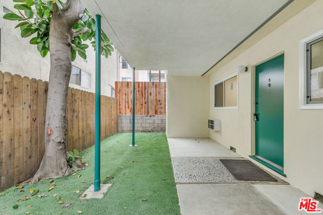 1333 Barry Avenue, Los Angeles CA: https://media.crmls.org/mediaz/28521403-1a11-46c7-9811-d70da57cd823.jpg