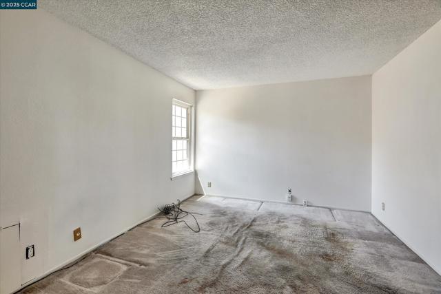 1069 16Th St, Oakland CA: https://media.crmls.org/mediaz/2852e40c-b13a-447c-8a20-c24f056ab871.jpg