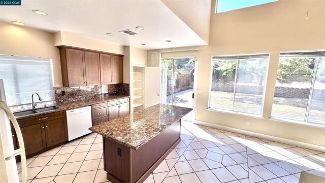 1135 Ranch Point Way, Antioch CA: https://media.crmls.org/mediaz/2854309d-578e-4c00-9ae8-03e53a7a3a8a.jpg